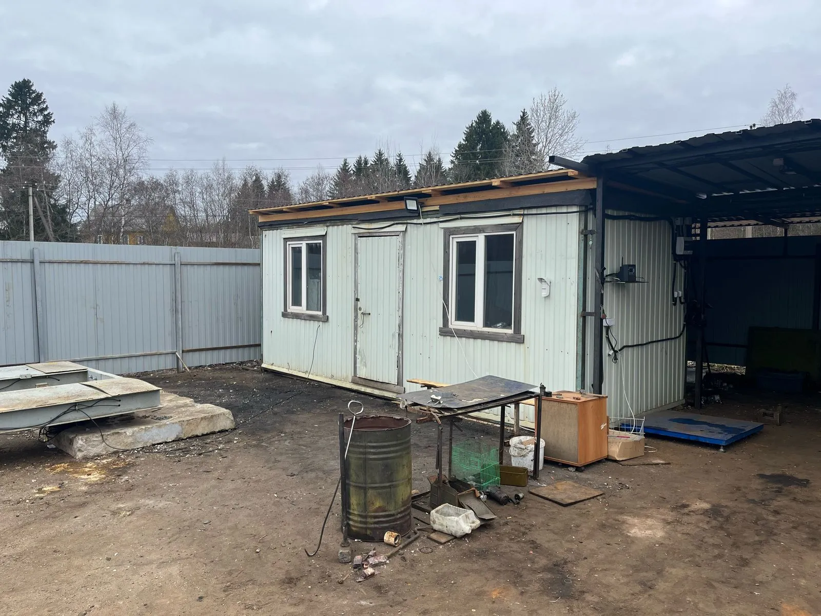 Внутренний двор пункта приёма лома по адресу Советская 83 в городе Струги Красные