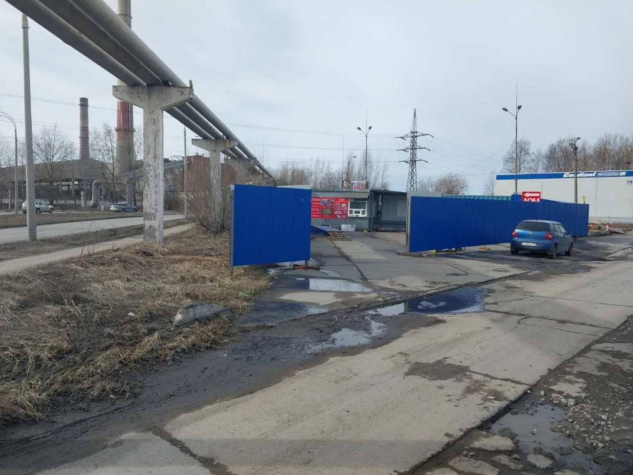 Въезд в пункт приёма лома по адресу Ягринское шоссе 2а