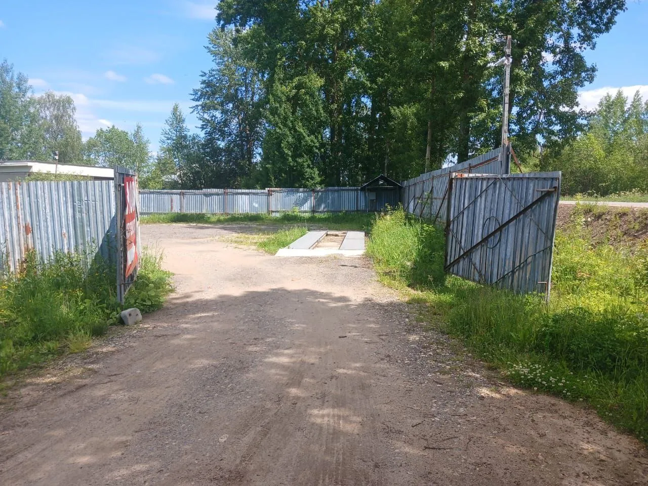 Въезд в пункт приёма металлолома по адресу улица Октябрьская д. 65