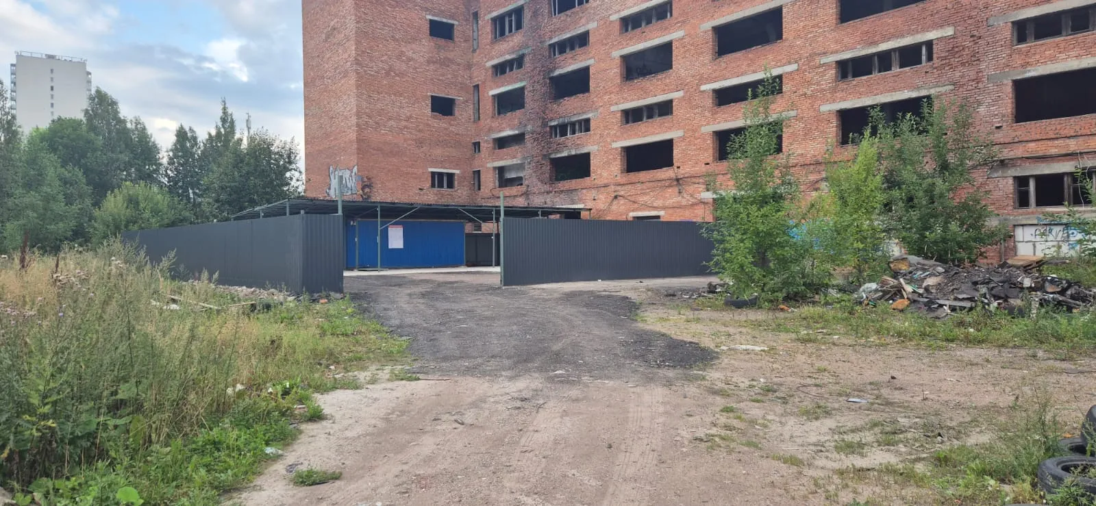 Въезд в пункт приёма по адресу проспект Энергетиков 15В