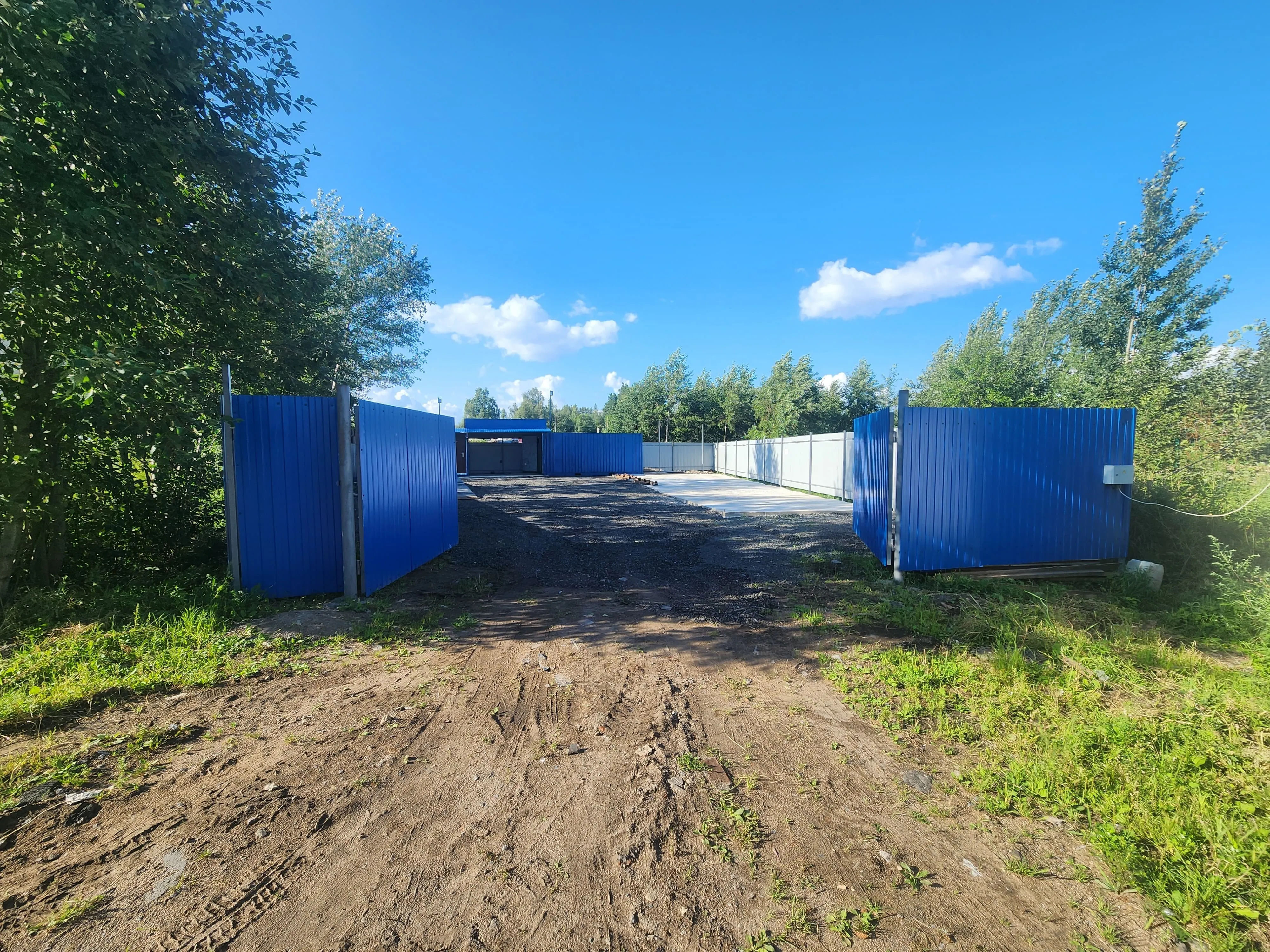 Въезд в пункт приёма лома по адресу улица Заповедная, 62Я