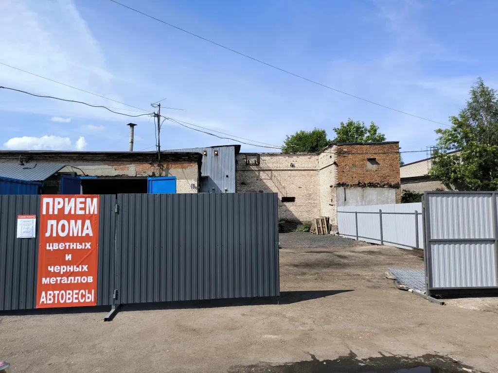 Въезд в пункт приёма лома по адресу Хрустальная 31АБ в Невском районе Санкт-Петербурга