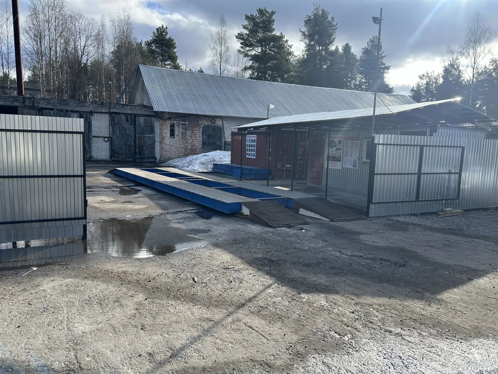 Въезд в пункт приёма лома по адресу улица Верхняя 5